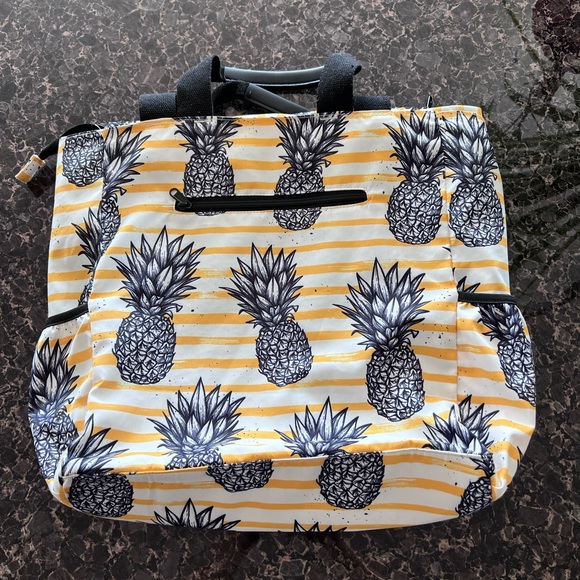 Water resistant beach bag/tote with Zipper. - Picture 6 of 12